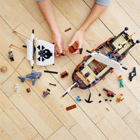 Конструктор LEGO Creator Пиратский корабль 1262 детали (31109) - фото 1