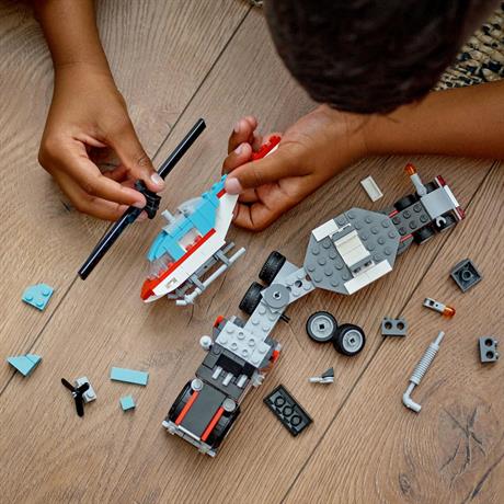 Конструктор LEGO Creator Бортовой грузовик с вертолетом 270 деталей (31146) - фото 6
