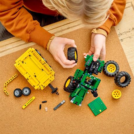 Конструктор LEGO Technic Трактор John Deere 9620R 4WD 390 деталей (42136) - фото 6