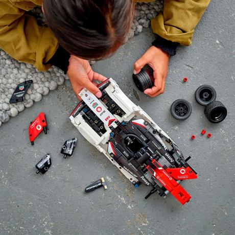 Конструктор LEGO Techniс Formula E Porsche 99X Electric 422 элемениа (42137) - фото 6