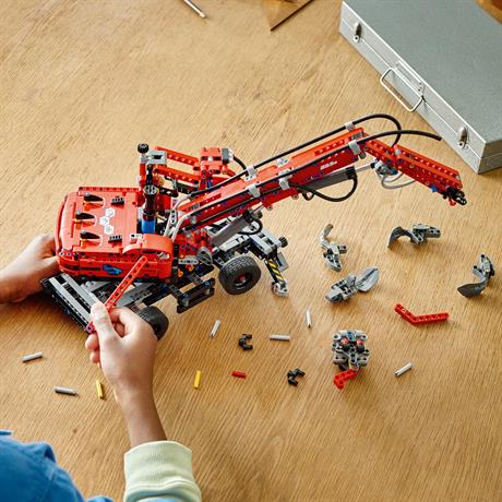 Конструктор LEGO Techniс Маніпулятор 835 деталей (42144) - фото 1