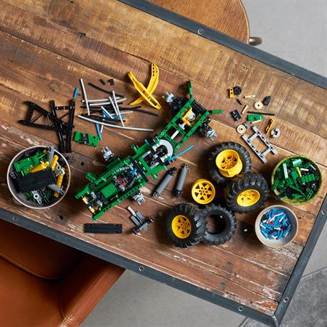 Конструктор LEGO Technic Трелевочный трактор John Deere 948L-II 1492 деталей (42157) - фото 2