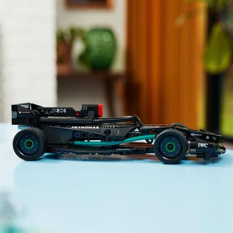 Конструктор LEGO Technic Mercedes-AMG F1 W14 E Performance Pull-Back 240 деталей (42165) - фото 9