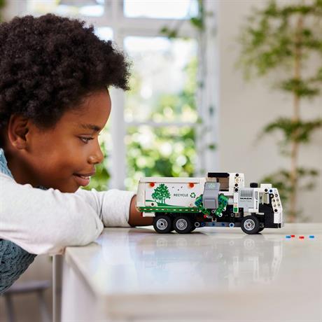 Конструктор LEGO Technic Мусоровоз Mack LR Electric 503 детали (42167) - фото 5