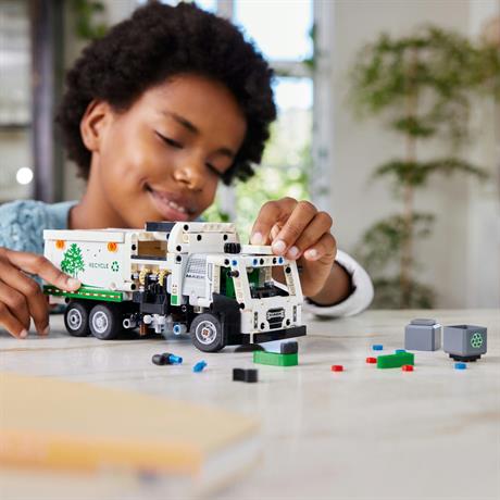 Конструктор LEGO Technic Сміттєвоз Mack LR Electric 503 деталі (42167) - фото 6
