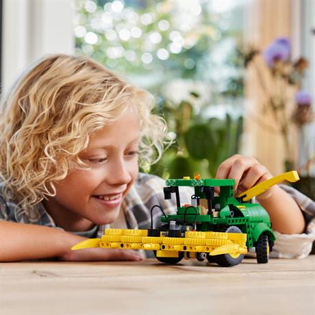 Конструктор LEGO Technic Кормозбиральний комбайн John Deere 9700, 559 деталей (42168) - фото 5