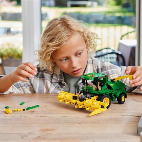Конструктор LEGO Technic Кормозбиральний комбайн John Deere 9700, 559 деталей (42168) - фото 6