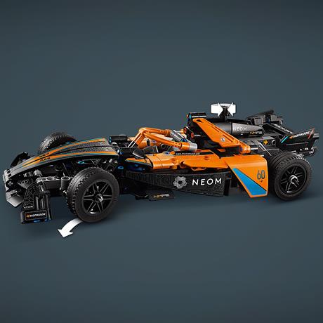 Конструктор LEGO Гоночный автомобиль NEOM McLaren Formula E 452 детали (42169) - фото 6