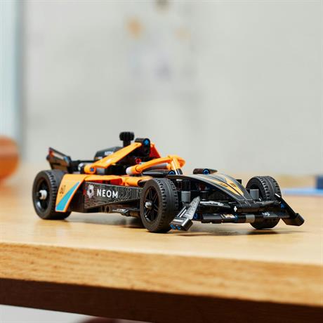 Конструктор LEGO Гоночный автомобиль NEOM McLaren Formula E 452 детали (42169) - фото 10