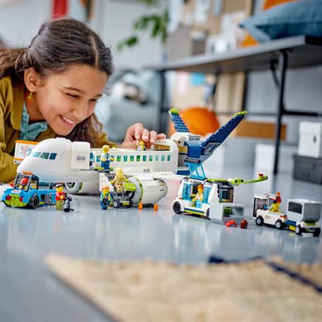 Конструктор LEGO City Пассажирский самолет 913 деталей (60367) - фото 2