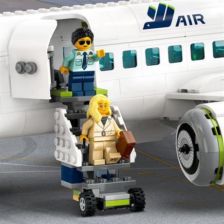 Конструктор LEGO City Пассажирский самолет 913 деталей (60367) - фото 5