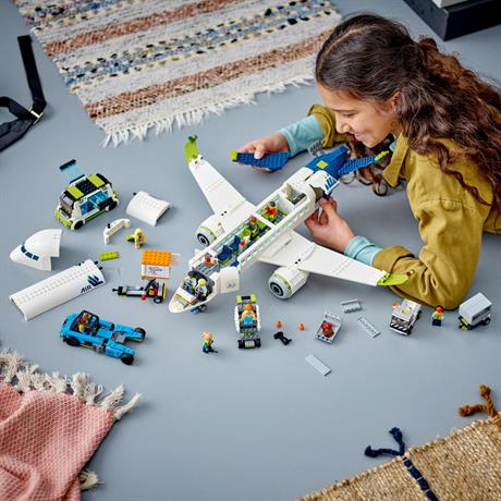 Конструктор LEGO City Пассажирский самолет 913 деталей (60367) - фото 0