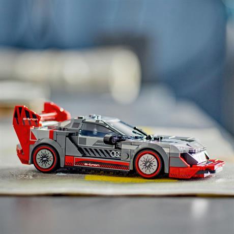 Конструктор LEGO Speed Champions Автомобіль для перегонів Audi S1 e-tron quattro 274 деталі (76921) - фото 9