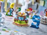 Конструктор LEGO® Торт на день народження з прикрасами, веселий подарунковий набір, декор для столу, 219 деталей (40815)