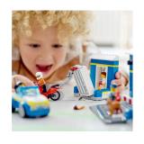 Конструктор LEGO City Переслідування на поліцейській дільниці 172 деталі (60370)