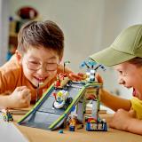 Конструктор LEGO City Никаких ограничений: Автодром для гоночных автомобилей 436 деталей (60460)