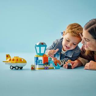 Конструктор LEGO DUPLO Town Уперше в аеропорту 23 деталі (10443)