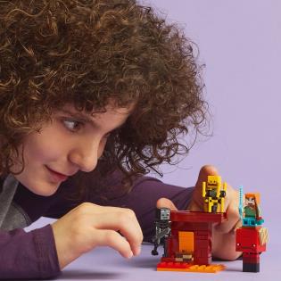 Конструктор LEGO Minecraft Битва з лавою в Незері 99 деталей (21266)