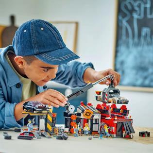 Конструктор LEGO City Звалище з автомобілями 871 деталь (60472)
