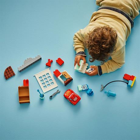 Конструктор LEGO Duplo Disney Візит МакКвіна в гараж Дока (10456) - фото 3