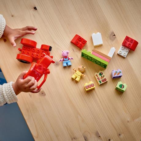 Конструктор LEGO® DUPLO® Пеппа Трактор и рынок 18 деталей (10468) - фото 14