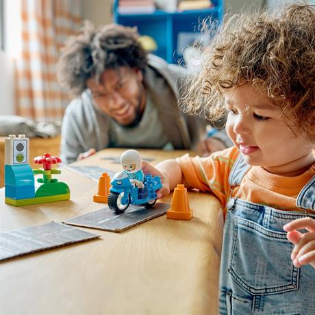 Конструктор LEGO DUPLO Town Синій поліцейський мотоцикл 11 Деталей ( 10471 ) - фото 2