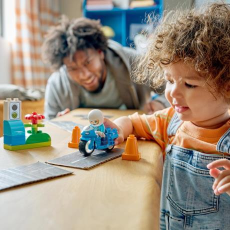 Конструктор LEGO DUPLO Town Синий полицейский мотоцикл 11 Деталей  ( 10471 ) - фото 2