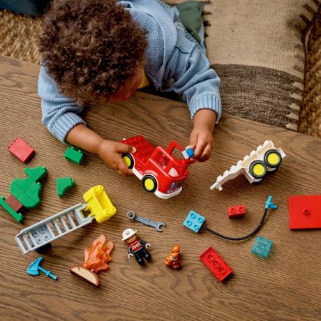 Конструктор LEGO DUPLO Town Пожежна машина зі шлангом і пожежником 28 Деталей (10473) - фото 1