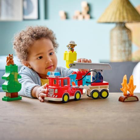 Конструктор LEGO DUPLO Town Пожежна машина зі шлангом і пожежником 28 Деталей (10473) - фото 1