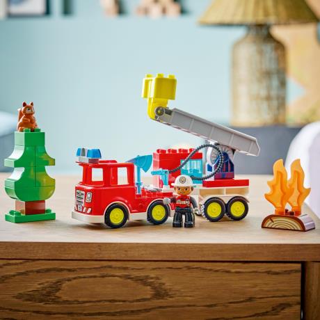 Конструктор LEGO DUPLO Town Пожежна машина зі шлангом і пожежником 28 Деталей (10473) - фото 1