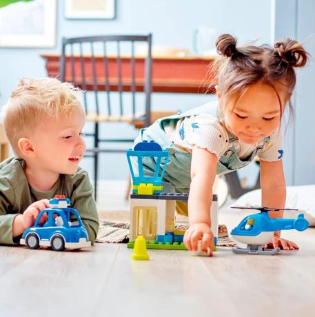 Конструктор LEGO DUPLO Rescue Поліцейська дільниця та гелікоптер 40 деталей (10959) - фото 6
