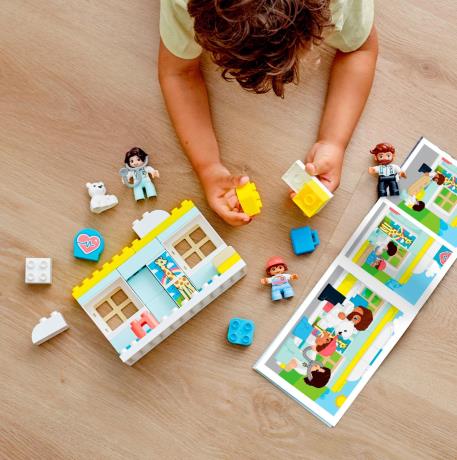 Конструктор LEGO DUPLO Rescue Візит до лікаря 34 деталі (10968) - фото 0