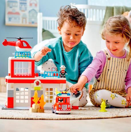 Конструктор LEGO DUPLO Пожежна частина та гвинтокрил 117 деталей (10970) - фото 0