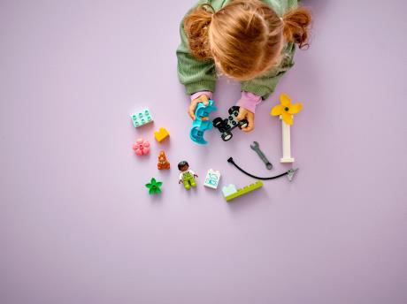 Конструктор LEGO DUPLO Town Вітрова турбіна та електромобіль 16 деталей (10985) - фото 3