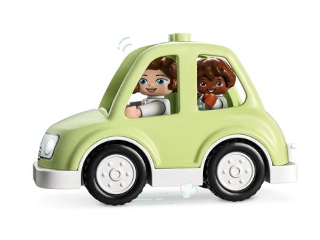 Конструктор LEGO DUPLO Town Сімейний будинок на колесах 31 деталь (10986) - фото 0