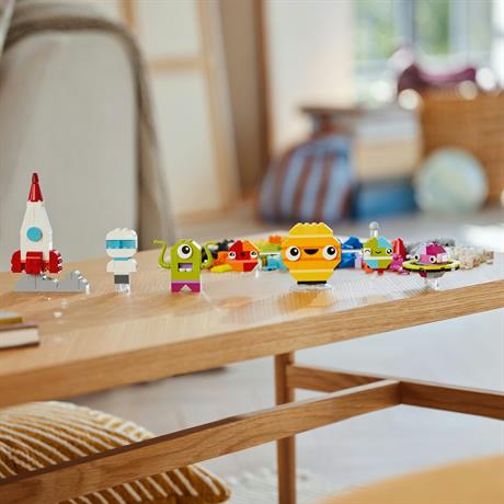 Конструктор LEGO Classic Творчі космічні об'єкти 450 деталей (11037) - фото 7