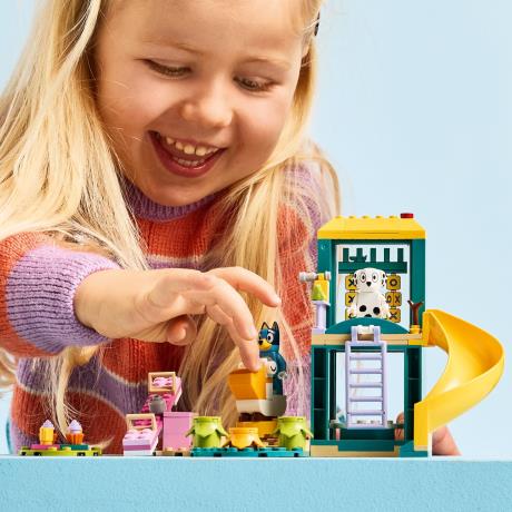 Конструктор LEGO Bluey Веселощі з Блуї та Хлоєю на ігровому майданчику 104 деталі (11201) - фото 7
