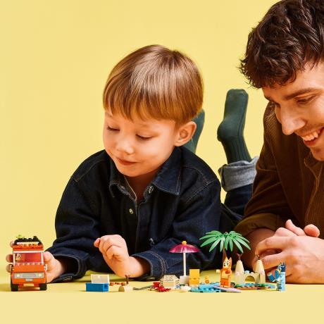 Конструктор LEGO Bluey Пляж і сімейна поїздка на автомобілі Блуї 133 деталі (11202) - фото 7