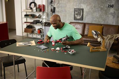 Конструктор LEGO® Icons Ferrari F2004 та Michael Schumacher 735 деталей (11375) - фото 4