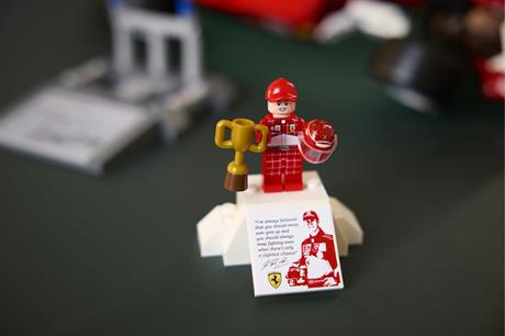 Конструктор LEGO® Icons Ferrari F2004 та Michael Schumacher 735 деталей (11375) - фото 5