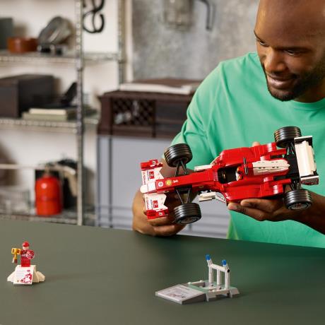 Конструктор LEGO® Icons Ferrari F2004 та Michael Schumacher 735 деталей (11375) - фото 15