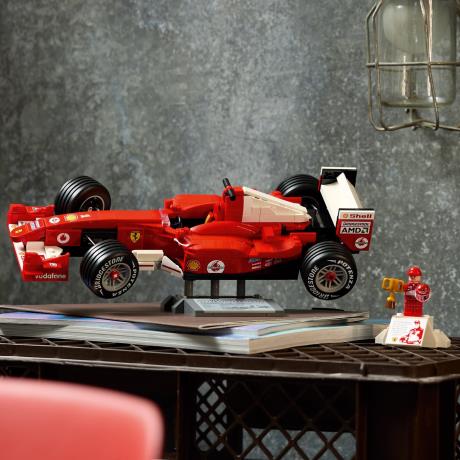Конструктор LEGO® Icons Ferrari F2004 та Michael Schumacher 735 деталей (11375) - фото 15