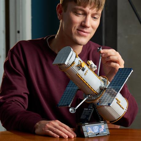 Конструктор LEGO® Icons Космічний телескоп «Габбл» - Набір наукового декору  (11382) - фото 9