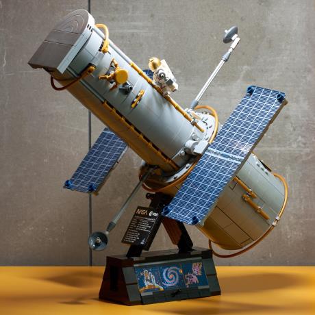 Конструктор LEGO® Icons Космічний телескоп «Габбл» - Набір наукового декору  (11382) - фото 15