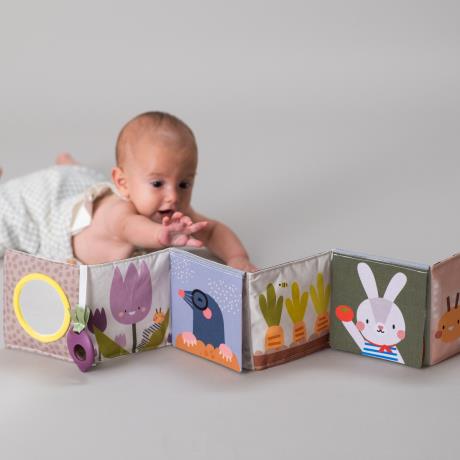 Розвивальна книжка-розкладачка Taf Toys Садочок у місті Зайчики (13065) - фото 2