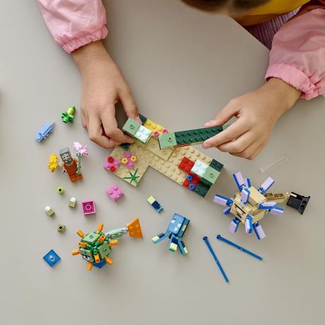 Конструктор LEGO Minecraft Битва зі стражем 255 деталей (21180) - фото 1