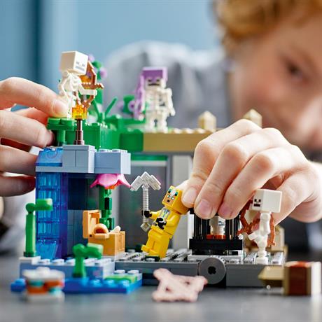 Конструктор LEGO Minecraft Подземелье скелетов 364 деталей (21189) - фото 1