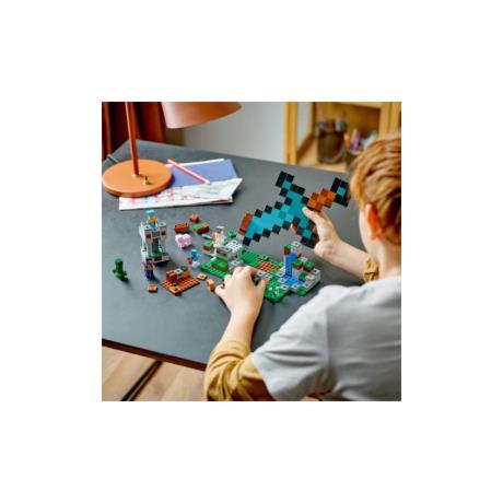 Конструктор LEGO Minecraft Форпост із мечем 427 деталей (21244) - фото 1