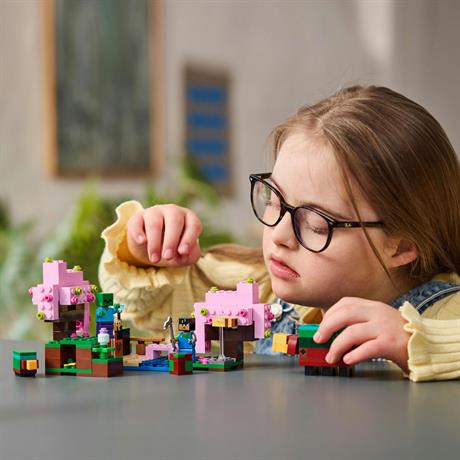 Конструктор LEGO Minecraft Квітучий вишневий сад 304 деталі (21260) - фото 8