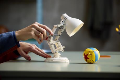 Конструктор LEGO® Ideas | Disney Pixar Luxo Jr. Конструктор моделі. (21357) - фото 8